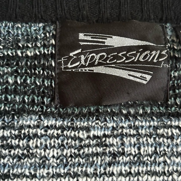 Men's Black and Gray Patterned Sweater - Picture 9 of 12